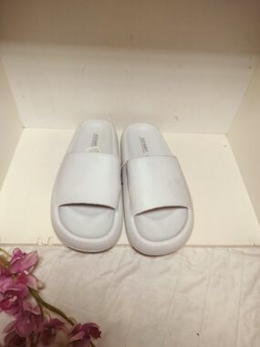 Old Navy White Women’s Slide Sandals - Simple Slip-On Style